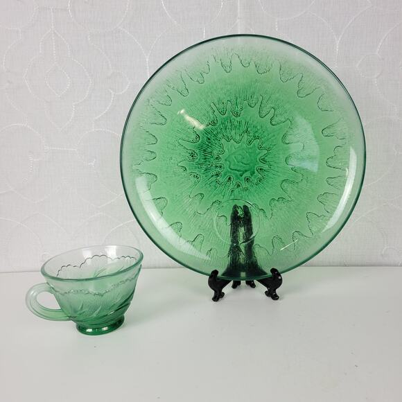 Vintage Indiana Glass Sunburst Snack Plates Tea Cups Green 9" 4-piece Set - Picture 13 of 16